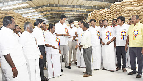 தானிய சேமிப்பு கிடங்கில் ஆய்வு செய்த சட்டப்பேரவை மதிப்பீட்டுக் குழுவினர்.