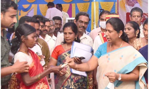 தருமபுரி மாவட்டம், அரூர் வட்டம், தீர்த்தமலை கிராமத்தில் உள்ள தீர்த்தகிரீஸ்வரர் கோவிலின் அருகில் பிச்சை எடுத்து கொண்டிருந்த  லட்சுமிக்கு இலவச வீட்டுமனைப்பட்டா மற்றும் புதிய மின்னணு குடும்ப அட்டையை கலெக்டர் சாந்தி வழங்கினார்.