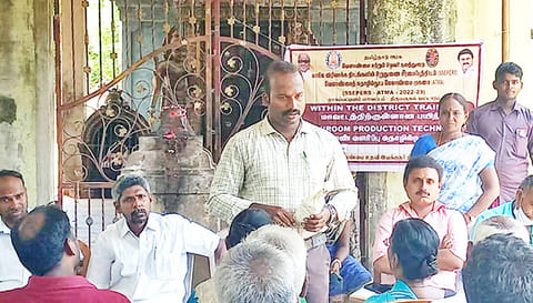 விவசாயிகளுக்கு காளான் வளர்ப்பு குறித்த பயிற்சி நடைபெற்றது.
