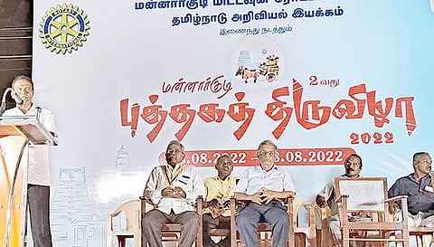 புத்தகத் திருவிழாவில் மிட்டவுன் ரோட்டரி அறக்கட்டளை தலைவர் டாக்டர் வி. பாலகிருஷ்ணன் பேசினார்.