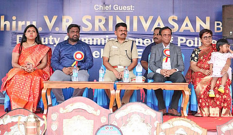ஆண்டு விழாவில் ஸ்காட் கல்லூரி கல்வி நிறுவனர் எஸ்.கிளிட்டஸ் பாபு, போலீஸ் துணை கமிஷனர் சீனிவாசன் மற்றும் பலர் உள்ளனர்.