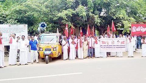 ஆர்ப்பாட்டத்தில் ஈடுபட்ட விவசாய தொழிலாளர் சங்கத்தினர்.