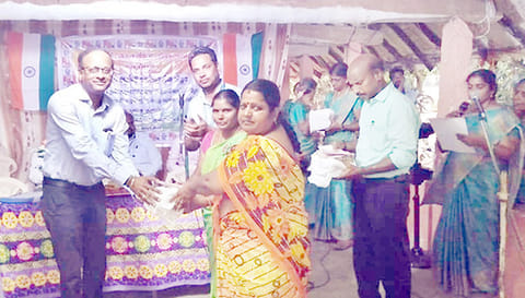 மகளிர் குழுக்களுக்கு கடனுதவி வழங்கப்பட்டது.