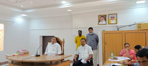 ஆம்பூர் நகர மன்ற தலைவர் ஏஜாஸ் அகமது தலைமையில் நகராட்சி கூட்டம் நடந்தது.