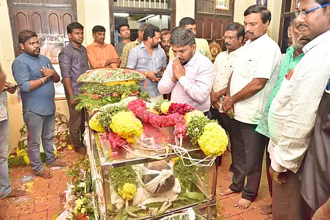 அஞ்சலி செலுத்திய மக்கள்