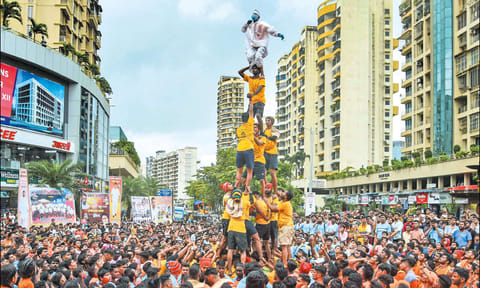 மக்கள் வெள்ளத்தில் 'தஹி ஹண்டி' திருவிழா: பல அடுக்கு பிரமிடு அமைத்து அசத்திய இளைஞர்கள்