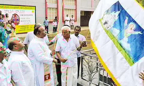 பரமக்குடியில் புனித அலங்கார அன்னை ஆலய கொடியேற்றம்