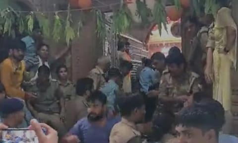 மதுரா கோவிலில் நெரிசலில் சிக்கி 2 பக்தர்கள் மூச்சு திணறி பலி