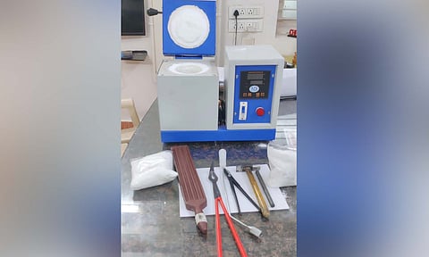 நகைகளை உருக்குவதற்கு கொள்ளையர்கள் வாங்கிய மிஷினையும் அதற்கான கருவிகளையும் படத்தில் காணலாம்.