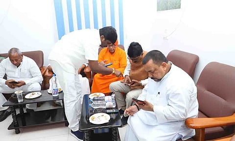 சிவசேனா கட்சி மாநில இளைஞரணி தலைவர் திருமுருக தினேஷ் மனு அளித்த காட்சி.&nbsp;