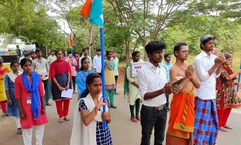 மாணவர்கள் உறுதிமொழி எடுத்துக்கொண்ட காட்சி.