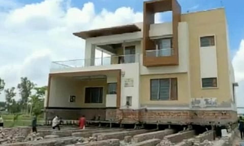 நகர்த்தப்படும் வீடு&nbsp;