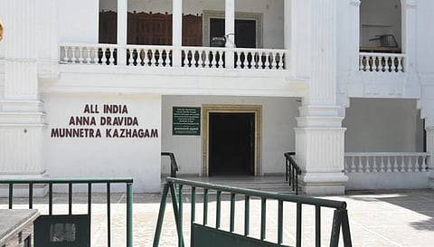 அ.தி.மு.க. அலுவலகத்தில் நுழைய தொண்டர்களுக்கு அனுமதி மறுப்பு- தலைமைக்கழகம் திடீர் உத்தரவு