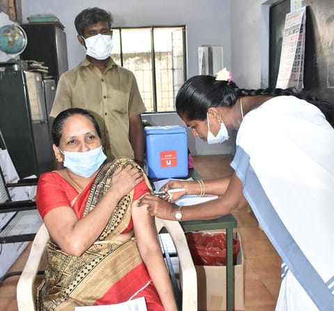 ஈரோட்டில் இன்று 1,597 மையங்களில் கொரோனா  தடுப்பூசி முகாம் தொடங்கியது