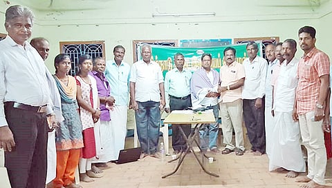 கூட்டத்தில் தமிழ் அமைப்பின் விருதுபெற்ற பாஸ்கரன் பாராட்டப்பட்டார்.