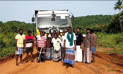 லாரியை சிறைபிடித்து போராட்டம் நடத்திய பொதுமக்கள்.