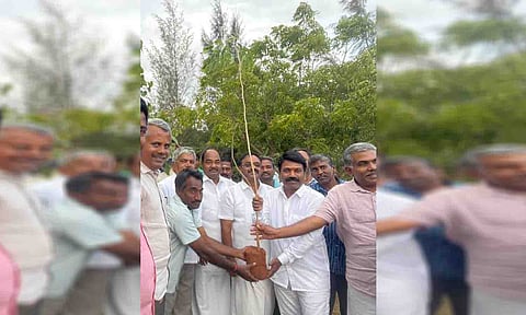 சினிமா நடிகர் தாமு மரக்கன்றுகளை நட்டு நிகழ்ச்சியை தொடங்கி வைத்த காட்சி.