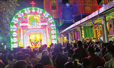 காரைக்குடி தூய சகாயமாதா ஆலய திருவிழாவையொட்டி மின்விளக்கு சப்பர பவனி