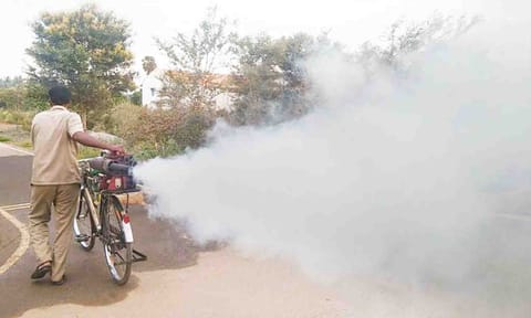 கொசு மருந்து அடிக்கும் பணியை படத்தில் காணலாம்.