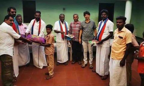 பள்ளி மாணவர்களுக்கு கல்வி உபகரணங்கள் வழங்கிய காட்சி.