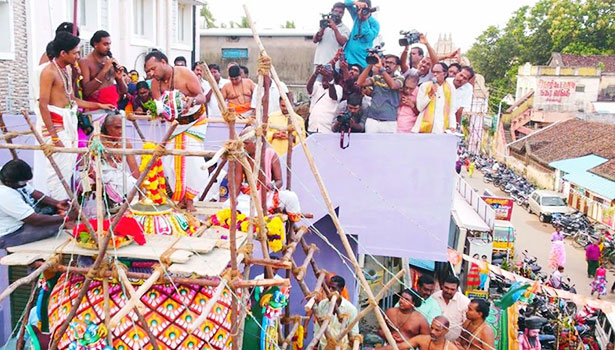 கோவில் விமானத்தில் புனித நீர் ஊற்றப்பட்டு கும்பாபிஷேகம் நடந்தது.