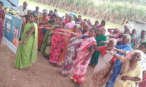 நம்ம ஊரு சூப்பரு என்ற உறுதி மொழி எடுத்துக் கொண்ட பெண்கள்.