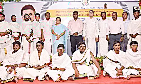 மீனாட்சி அம்மன் கோவிலில் நடந்த அர்ச்சகர் பயிற்சி பள்ளி தொடக்க விழாவில் கலெக்டர் அனீஷ்சேகர், மேயர் இந்திராணி, பூமிநாதன் எம்.எல்.ஏ., தக்கார் கருமுத்து கண்ணன் பங்கேற்றனர்.
