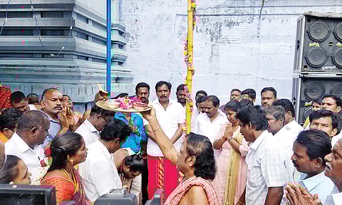 &nbsp;பாலாலயத்தையொட்டி முகூர்த்த கால்  நடப்பட்டது. இதில் வீரபாண்டி டாக்டர் மலர்விழி, பாரப்பட்டி சுரேஷ்குமார், வெண்ணிலா சேகர், முன்னாள் வேளாண்துறை அமைச்சர் உதவியாளர் சேகர் மற்றும் பலர் கலந்து கொண்டனர்.