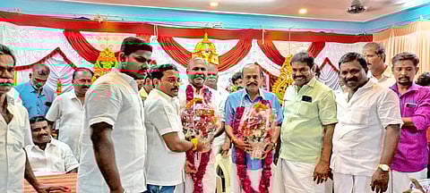 விழாவில் பங்கேற்ற முன்னாள் அமைச்சர்கள் உதயகுமார், கடம்பூர் ராஜூ ஆகியோருக்கு நகர செயலாளர் ராஜகுமார் பூங்கொத்து கொடுத்து வரவேற்ற காட்சி.