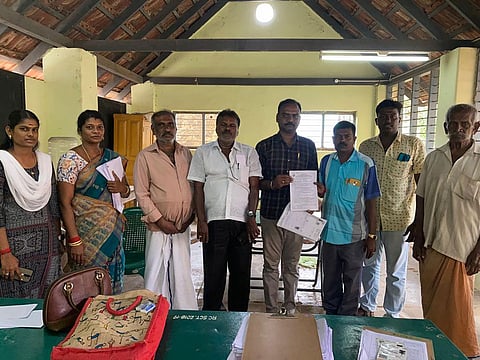 வாக்காளர் அட்டையுடன் ஆதார் எண் இணைப்பு பணியில் ஈடுபட்டவர்களை படத்தில் காணலாம்.