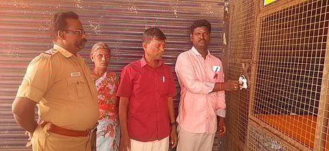 விக்கிரவாண்டி அடுத்த சிந்தாமணியில் போதை பாக்குகள் விற்ற கடைக்கு தாசில்தார் இளவரசன் தலைமையிலான குழுவினர் சீல் வைத்தனர்.