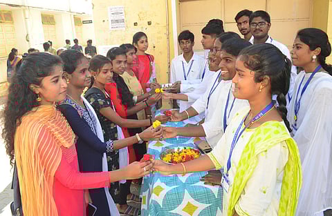 கோவை அரசு கலைக் கல்லூரியில்  முதலாம் ஆண்டு மாணவா்களுக்கு இன்று வகுப்புகள் தொடக்கம்