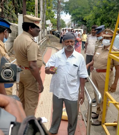 கோவையில் ஒலிபெருக்கியுடன் கலெக்டர் அலுவலகத்திற்குள் நுழைய முயன்ற நபர்