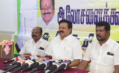 சசிகலா, அ.தி.மு.க.வில் புதிதாக இணைய வேண்டிய அவசியமில்லை -கோவை செல்வராஜ் சொல்கிறார்