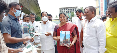வேலூர் கிரீன் சர்க்கிள் பகுதியில் உள்ள மேம்பால சுவற்றில் வண்ண ஓவியங்கள் தீட்டுவது குறித்து கலெக்டர் குமாரவேல் பாண்டியன், கார்த்திகேயன் எம்.எல்.ஏ., மேயர் சுஜாதா ஆகியோர் இன்று ஆய்வு செய்தனர்.