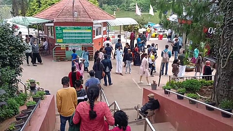 நீலகிரி சுற்றுலா தலங்களில் குவிந்த சுற்றுலா பயணிகள்