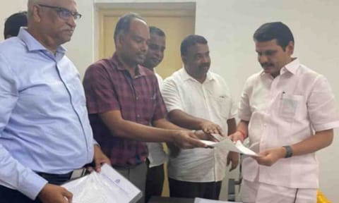 அமைச்சர் செந்தில்பாலாஜியிடம் ஜவுளி உற்பத்தியாளர்கள் மனு கொடுத்த காட்சி.