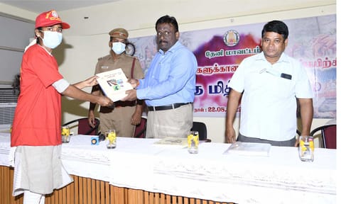பேரிடர் கால நண்பன் திட்டத்தில் கலந்து கொண்ட தன்னார்வலர்களுக்கு பயிற்சி குறித்த கையேட்டினை கலெக்டர் முரளிதரன் வழங்கினார்.