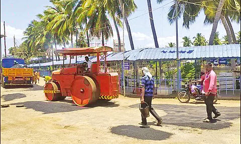 சாலையை சீரமைக்கும் பணி நடைபெற்றதை படத்தில் காணலாம்.