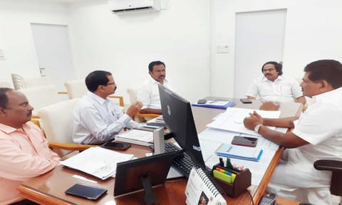 தேங்காப்பட்டணம்  துறைமுகத்தில் கனரக ட்ரெட்ஜிங் எந்திரம் மூலம் மணலை அகற்ற ஏற்பாடு
