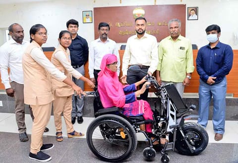 மாற்றுத்திறனாளி பெண்ணுக்கு மாவட்ட கலெக்டர் ஆகாஷ் நகரும் வண்டியை வழங்கிய காட்சி.