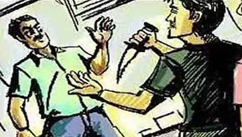 பெண்- வாலிபரை வாளால் வெட்டி வழிப்பறி