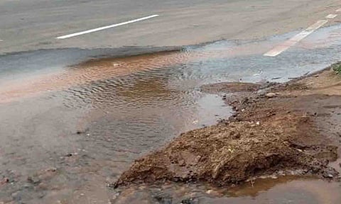 சாலையில்  வீணாக செல்லும்   தண்ணீர்.