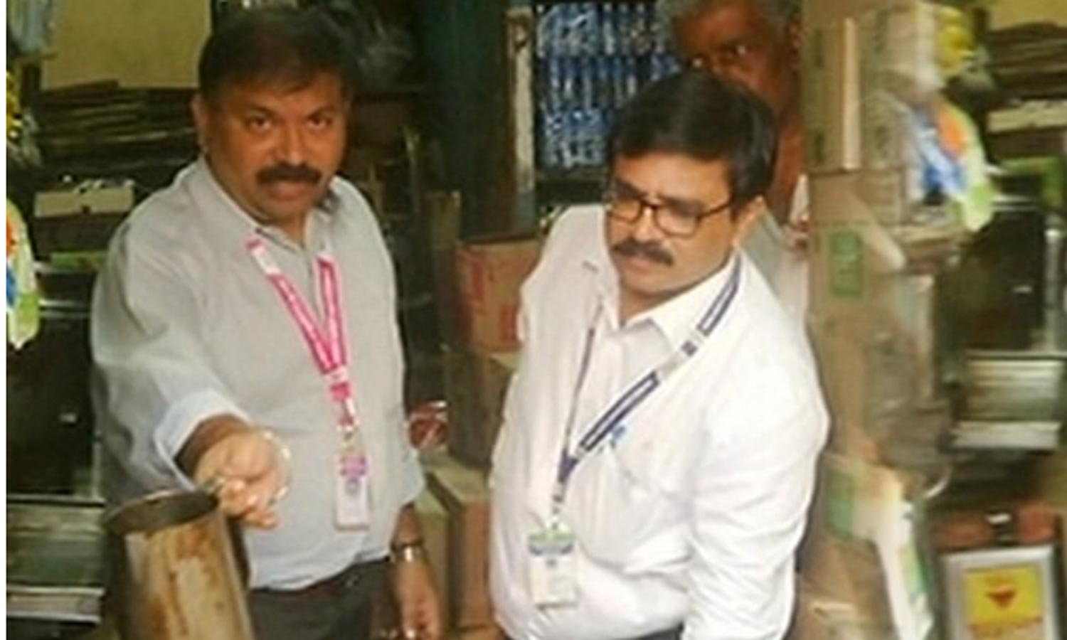 சோதனை நடத்திய அதிகாரிகள்