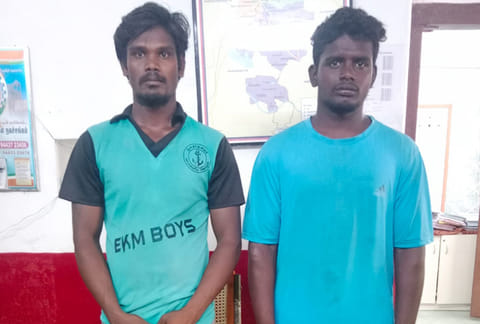 மதுபாட்டில்கள் கடத்தியதாக கைதான 2 பேரை படத்தில் காணலாம்.
