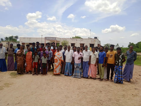 போராட்டம்  செய்த பொது மக்களை படத்தில் காணலாம்.