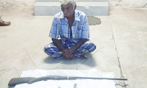 கைது செய்யப்பட்டவரை படத்தில் காணலாம்.