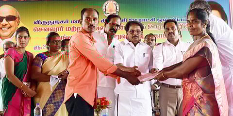 இலங்கை தமிழர்களுக்கு வீடு கட்டும் பணியை தொடங்கி வைத்து வேலை உத்தரவு ஆணைகளை  அமைச்சர் சாத்தூர் ராமச்சந்திரன் வழங்கினார். அருகில் கலெக்டர் மேகநாத ரெட்டி மற்றும் அதிகாரிகள் உள்ளனர்.