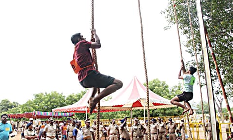 போலீஸ் சப்-இன்ஸ்பெக்டர் பணிக்கான எழுத்து தேர்வில் தேர்ச்சி பெற்றவர்களுக்கு உடல் திறன் தேர்வு மதுரை ஆயுதப்படை மைதானத்தில் இன்று நடந்தது. நீளம் தாண்டுதல், உயரம் தாண்டுதல், குண்டு எறிதல் உள்ளிட்ட போட்டிகள் நடத்தப்பட்டன. கயிறு ஏறுதல் போட்டியில் பங்கேற்ற வாலிபர்கள்.