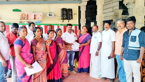 சுரண்டை சிவகுருநாதபுரம் முப்புடாதி அம்மன் கோவிலில் நடைபெற்ற சிறப்பு முகாமை நகராட்சி தலைவர் வள்ளி முருகன் தொடங்கி வைத்தபோது எடுத்தபடம்.